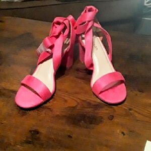 NWT women's 10 Hot Pink Elly Tie Up Block Heels Carcuume Brand.